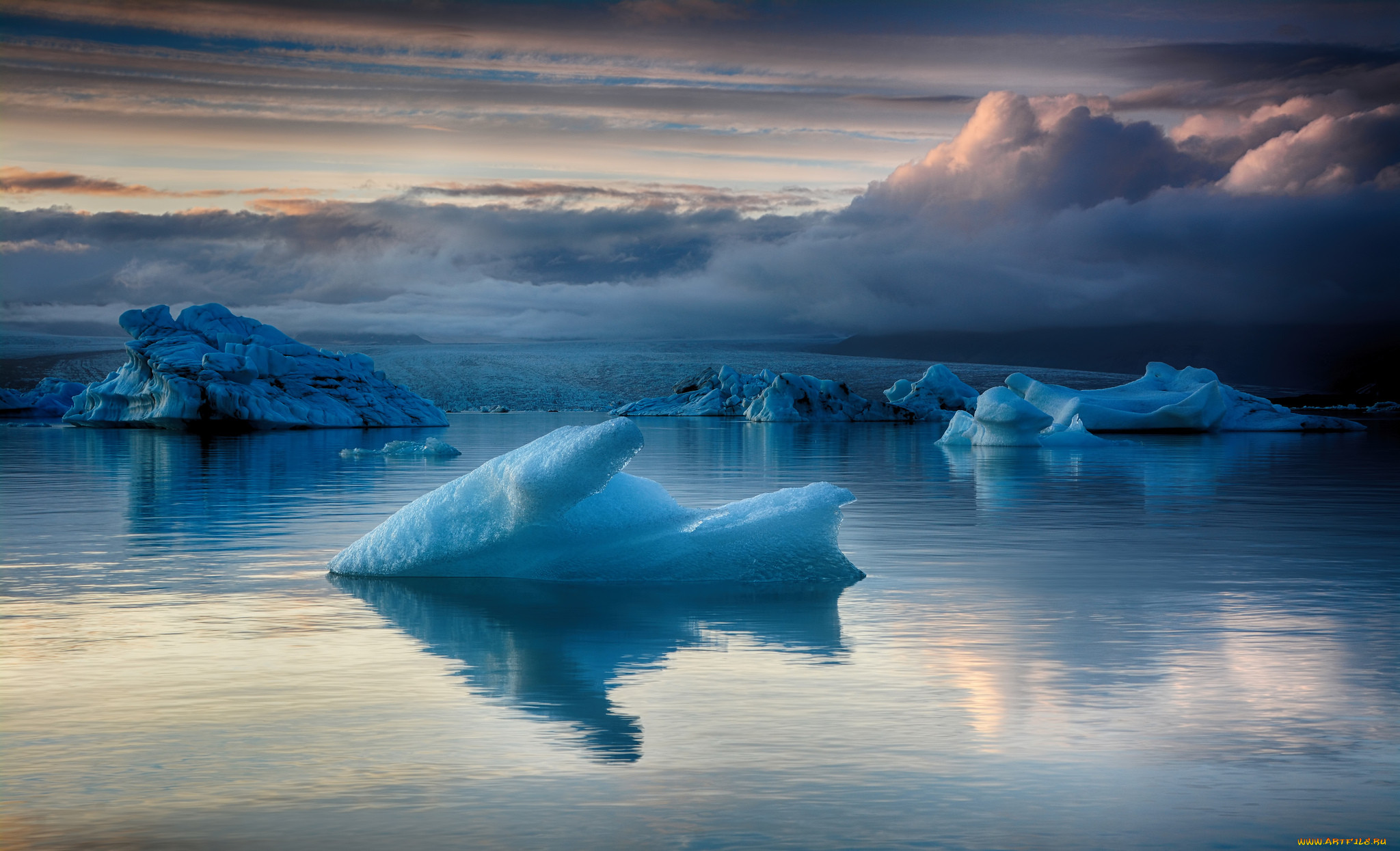 Океаны северной европы. Голубая Лагуна Исландия. Исландия Северный Ледовитый океан. Ледяная Лагуна Исландия. Айсберги Северного Ледовитого океана.